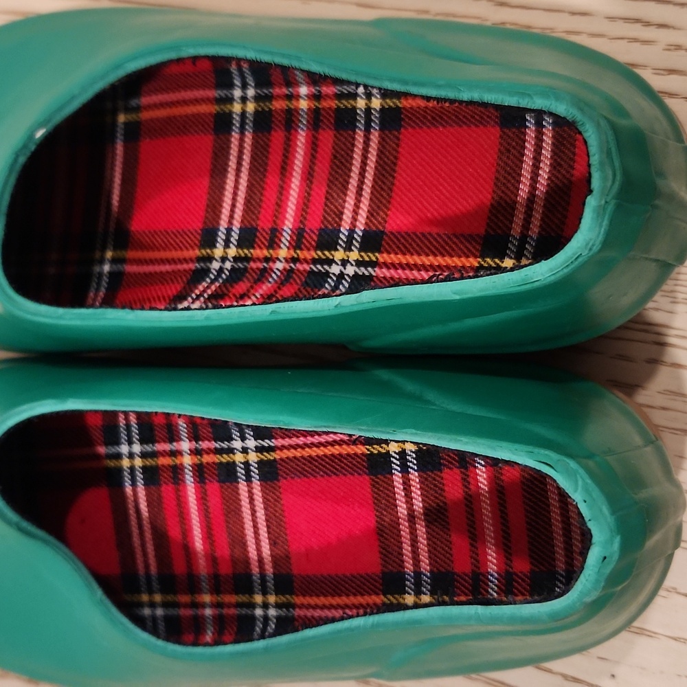 Women’s Green Slip-On Platform Shoes - Picture 2 of 6